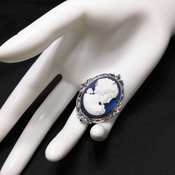 Vintage Whiting & Davis Blue White Lucite Cameo Brooch, 1970s - Picture 5 of 10